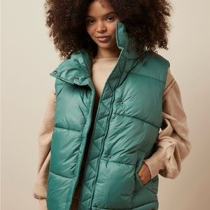 AE Oversized Puffer Vest NWT